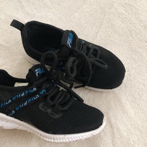Toddler fila shoes size 8